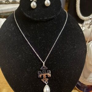 Chic Silver and Pearl Necklace Set